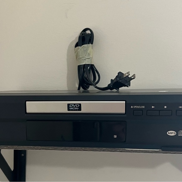 COPY - SANYO DVD Player - Picture 1 of 3